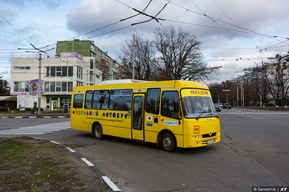 Атаман-D093S2 гос.# АХ8521ОХ поворачивает с улицы Валентиновской на улицу Гвардейцев-Широнинцев