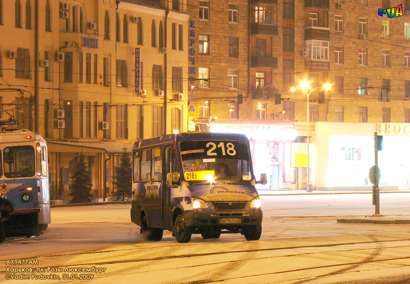 БАЗ-22154 гос.# АХ9477АМ 218-го маршрута пересекает площадь Розы Люксембург, следуя по улице Университетской