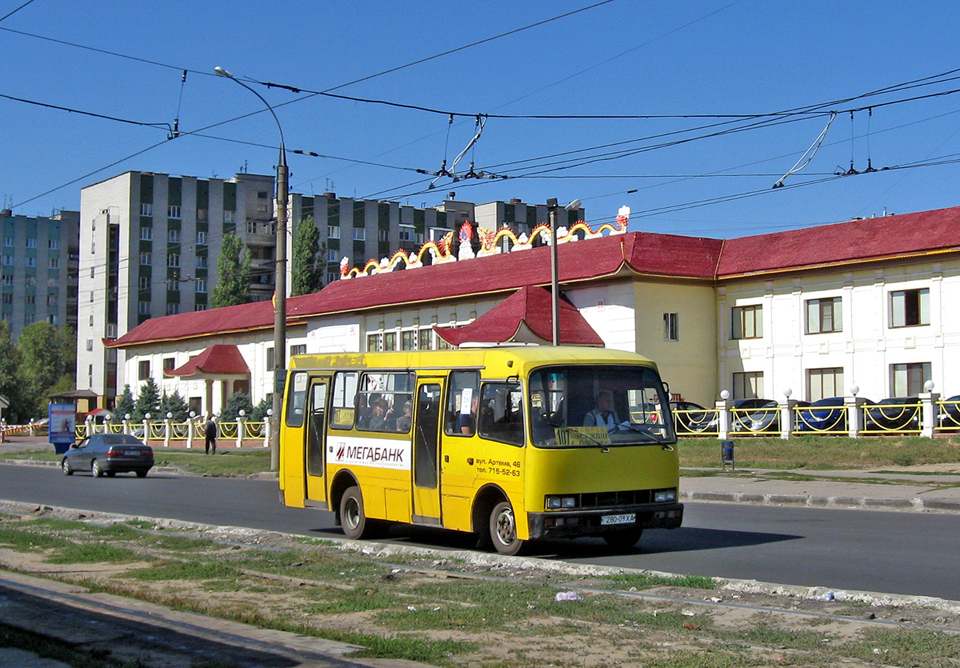Богдан-А091 гос.# 280-09ХА 107-го маршрута на проспекте Героев Сталинграда перед перекрестком с улицей Морозова