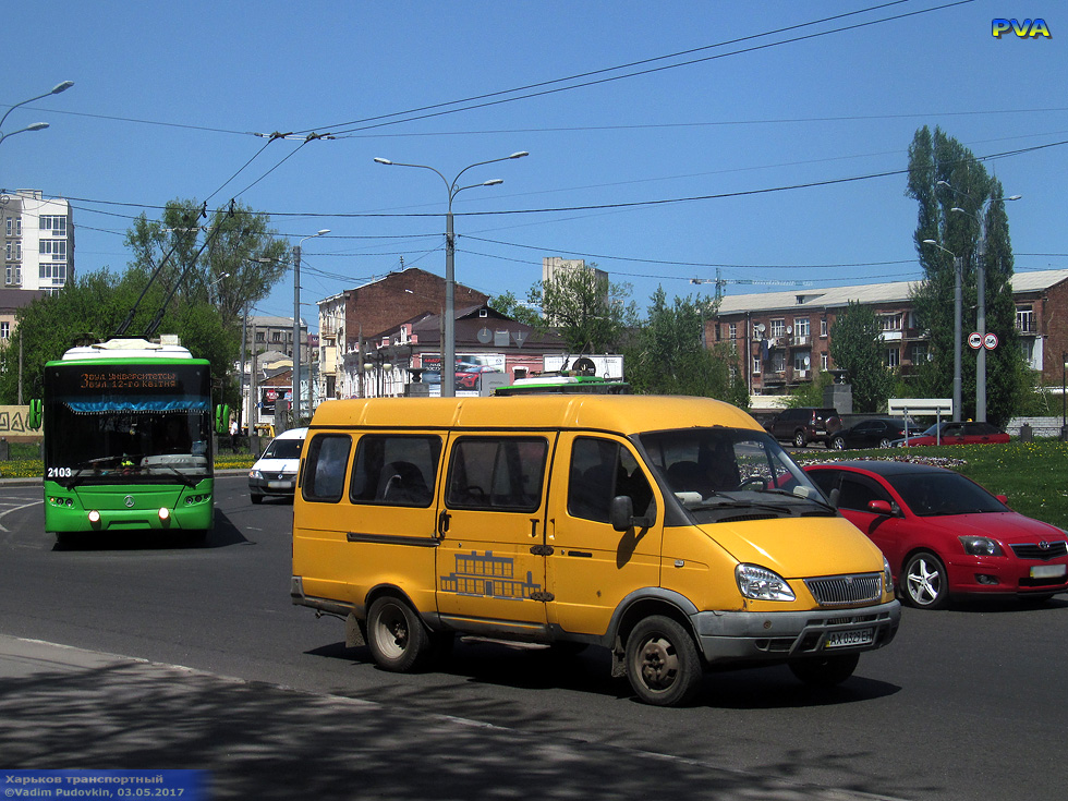 ГАЗ-322132 гос.# AX0329EH и ЛАЗ-Е183А1 #2103 3-го маршрута на круговой развязке Гимназической набережной и улицы Вернадского