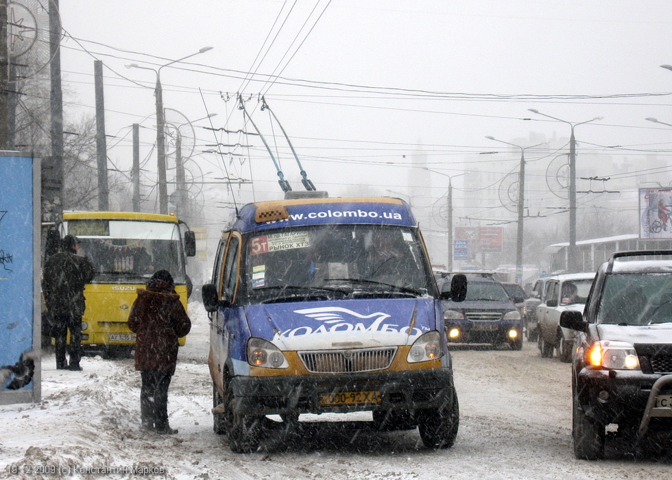 ГАЗ-322132-224 гос.# 000-92ХА 5-го маршрута на улице Вернадского возле станции метро "Проспект Гагарина"