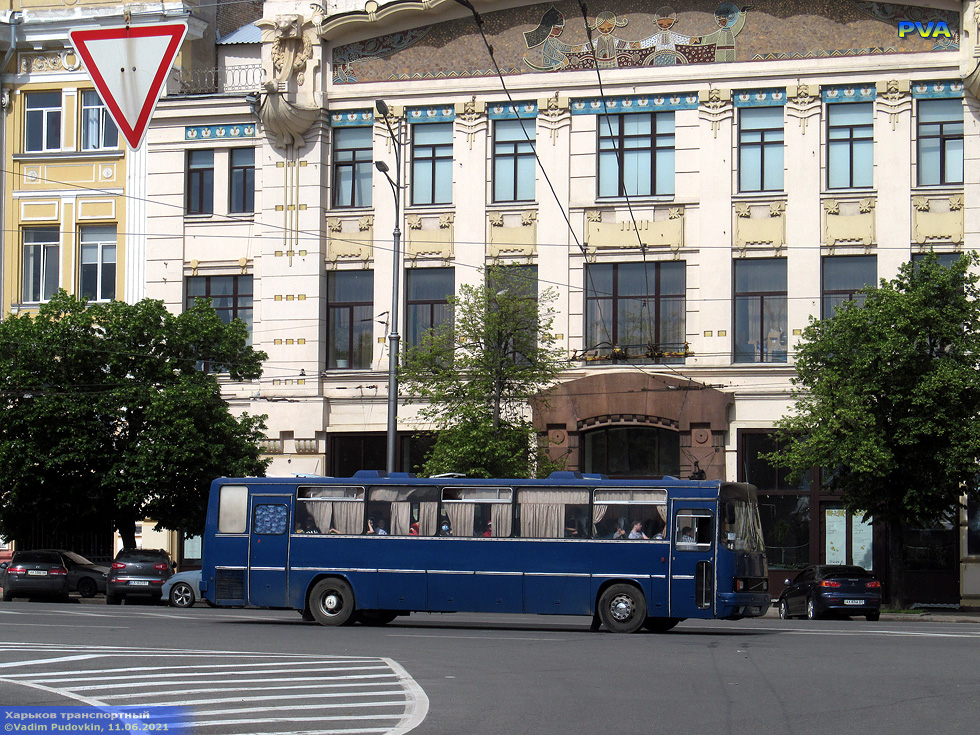 Ikarus-250.59 гос.# АХ8640АР на площади Конституции возле Спартаковского переулка