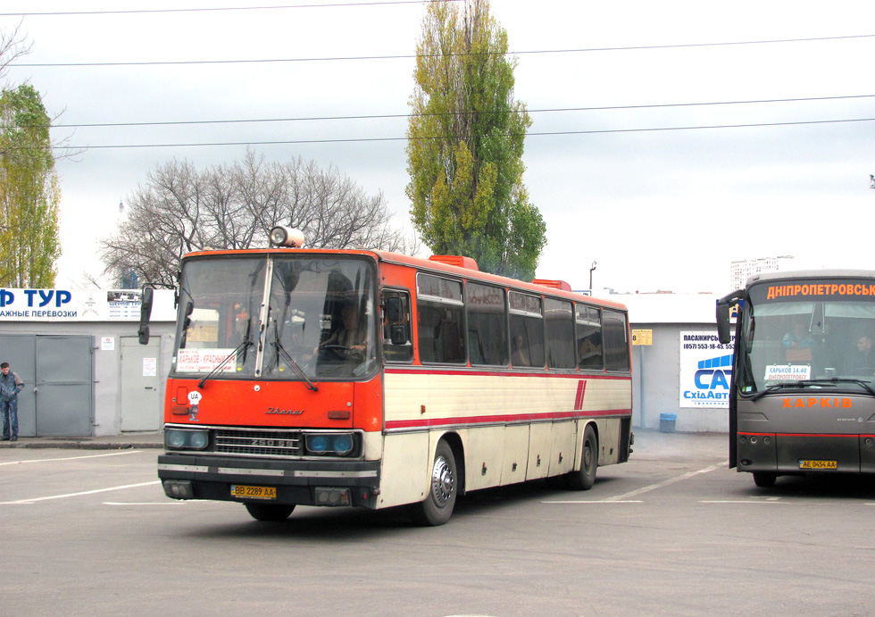 Ikarus-250.59 гос.# ВВ2289АА маршрута "Харьков - Красный Луч" на автостанции № 1