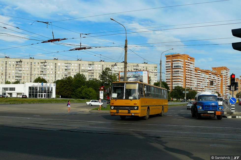 Ikarus-263.00 гос.# 005-04ХА 1671-го маршрута на проспекте Гагарина пересекает улицу Кирова