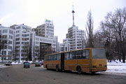 Ikarus-280.33, гос.# 004-94ХА, на площади Свободы на фоне Госпрома