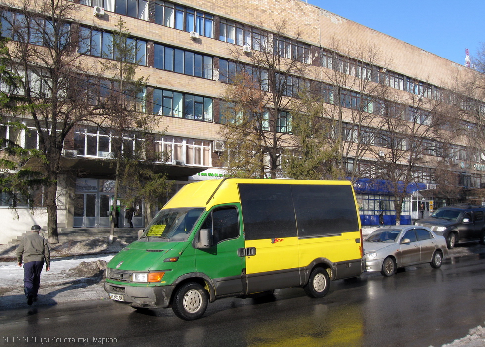 Iveco-Daily 35S9 гос.# АХ8432ВК 215-го маршрута на улице Новгородской возле перекрестка с проспектом Ленина