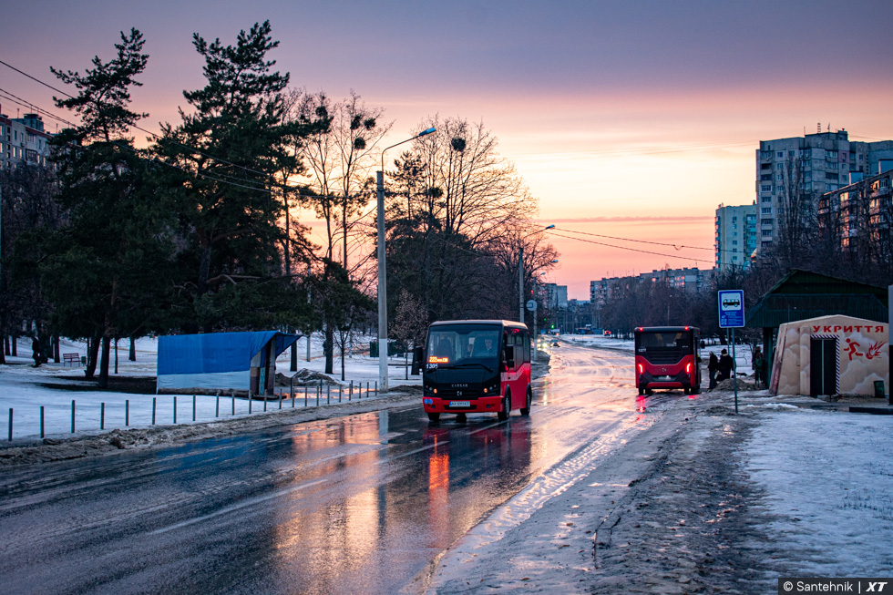 Karsan Jest+ гос.# АХ1291КТ 222‑го маршрута и Karsan Jest+ гос.# АХ1291КТ 47‑го маршрута на улице Непокоренных в районе улицы Светлой