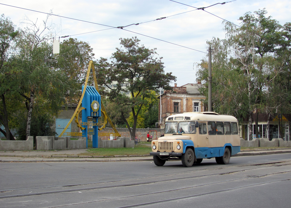 КАвЗ-3271 гос.# 339-19ХА на перекрестке улиц Конева, Октябрьской Революции и Черепановых