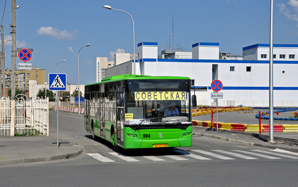 ЛАЗ-А183D1 гос.# АХ1071АА маршрута Верхний Салтов - Харьков поворачивает во Власовский переулок