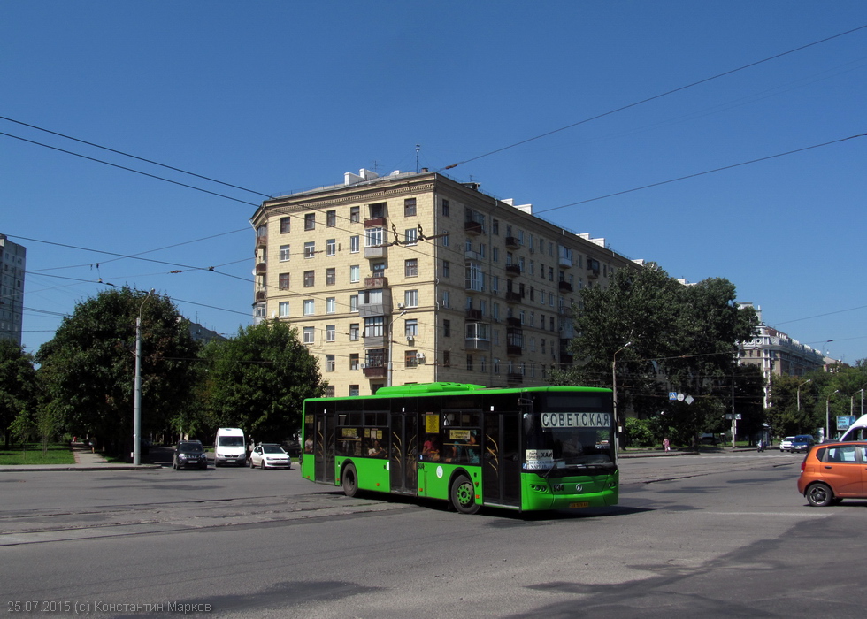 ЛАЗ-А183D1 гос.# АХ1078АА маршрута Харьков - Верхний Салтов пересекает Московский проспект