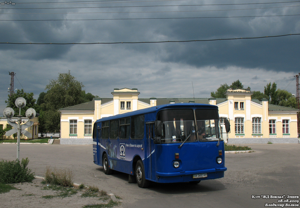 Служебный ЛАЗ-695Н гос.# АХ2602АН отъезжает от ж/д вокзала города Змиев