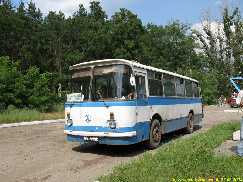 ЛАЗ-695Н гос.# 7588ХАТ маршрута "Чугуев - Башкировка" на конечной остановке в Башкировке