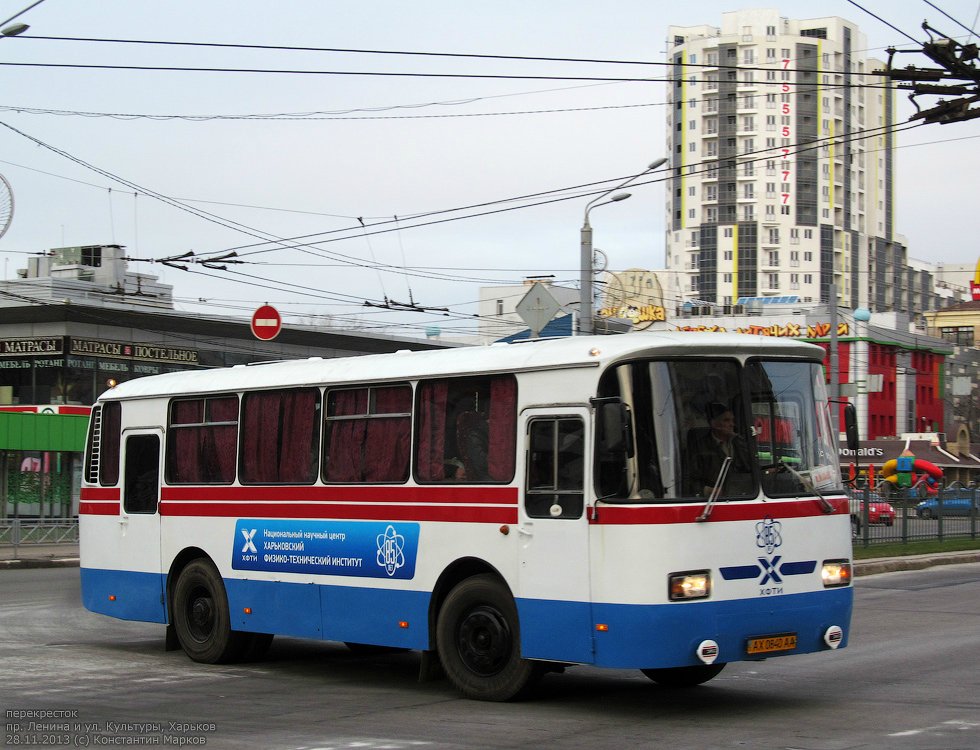 ЛАЗ-695Н гос.# АХ0840АА поворачивает с проспекта Ленина на улицу Культуры