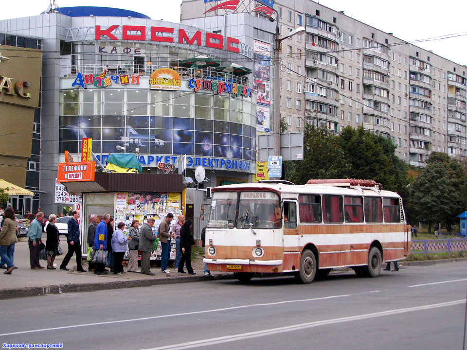 ЛАЗ-695Н гос.# 017-50ХА  выполняет посадку на конечной "Станция метро "Героев Труда"