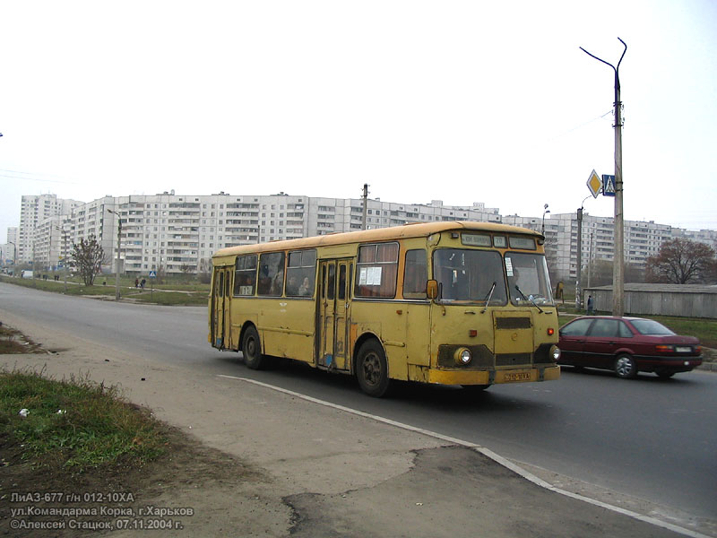 ЛиАЗ-677МБ #012-10XA 28-го маршрута на улице Командарма Корка в районе пересечения с улицей Родниковой
