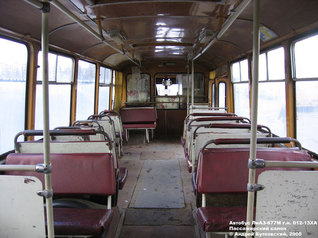 ЛиАЗ-677М 012-13 ХА, пассажирский салон, вид с задней площадки