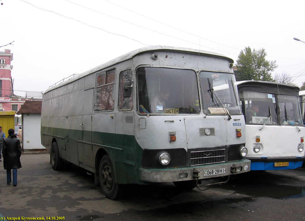 Грузовой фургон на базе автобуса ЛиАЗ-677 гос.# 068-28НІ на автостанции № 2