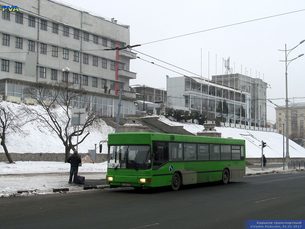 MAN EL222 гос.# АХ8834ВО 304-го маршрута на Сергиевской площади возле лестницы, ведущей на Университетскую горку