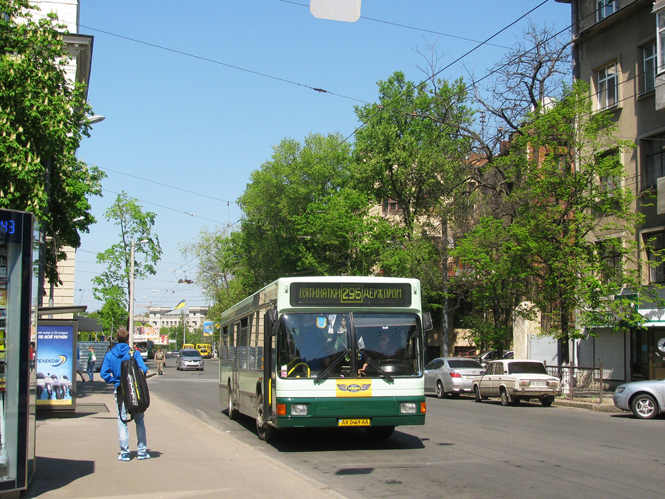 MAN NL222 гос.# AX0469AA 296-го маршрута на проспекте Правды при подъезде к остановке "Станция метро "Университет"