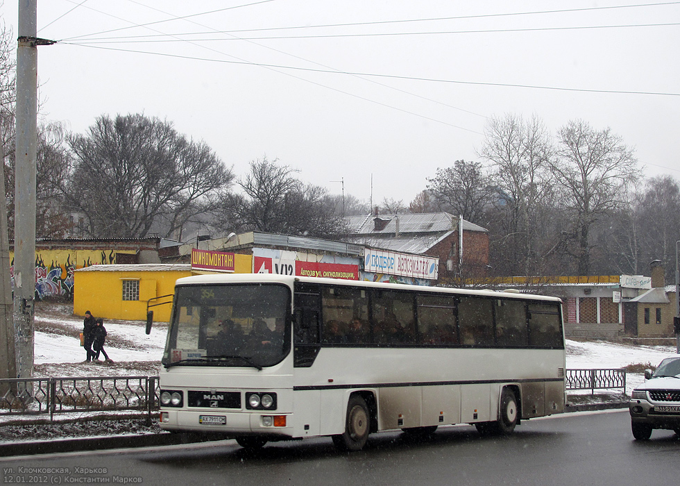 MAN ÜL292 гос.# AX7911CM 1354-го маршрута на улице Клочковской возле перекрестка с улицей Ивановской