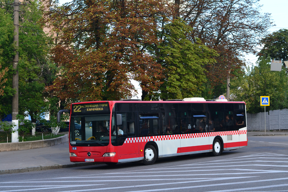 Mercedes-Benz O530 гос.# АХ1359ОС 22-го маршруту повертає з Ново-Баварського проспекту на вулицю Китаєнка