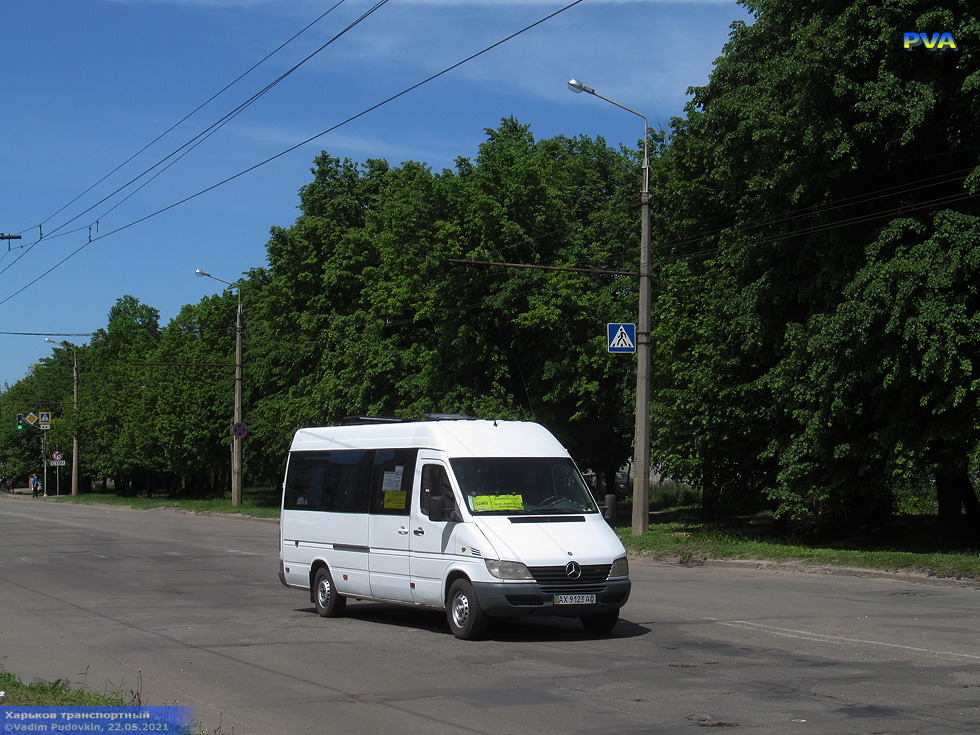 Mercedes-Benz Sprinter 311CDI гос.# АХ9123АО 1200-го маршрута на улице Роганской в районе улицы Луи Пастера