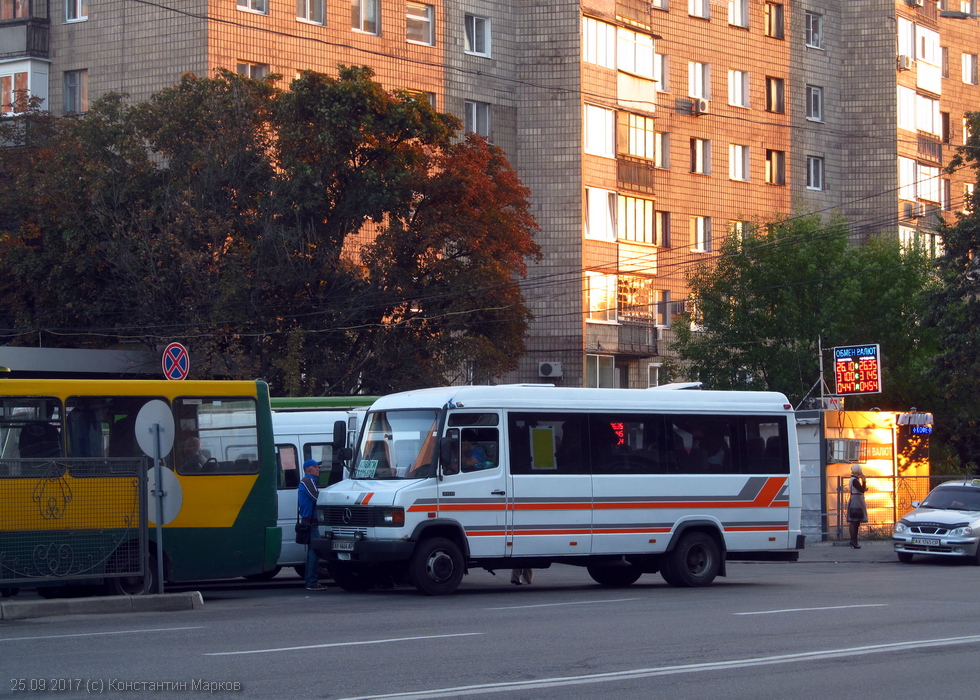 Mercedes-Benz 711D гос.# АХ4664АР маршрута Ковяги - Харьков на улице Полтавский Шлях возле станции метро "Холодная Гора"