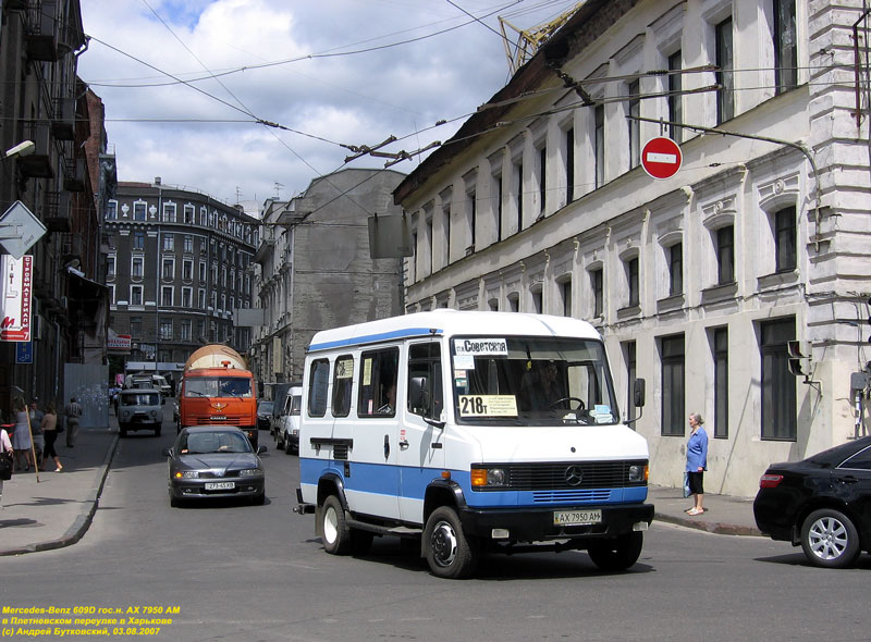Mercedes-Benz 609D, гос.# АХ7950АМ, маршрут 218т, поворачивает из Плетневского переулка на улицу Кооперативную