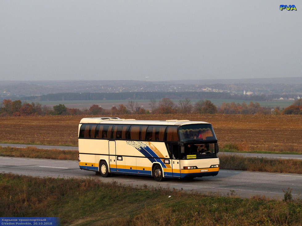 Neoplan N116 Cityliner гос.# АХ1421СМ на автодороге М-29 Харьков — Перещепино возле железнодорожной линии Шпаковка — Буды