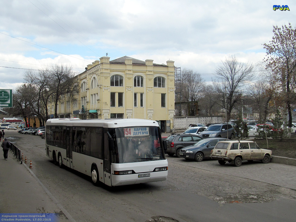 Neoplan N318L/NF Regioliner гос.# АХ4389СР 1354-го маршрута на улице Красные ряды возле сквера Первой маевки