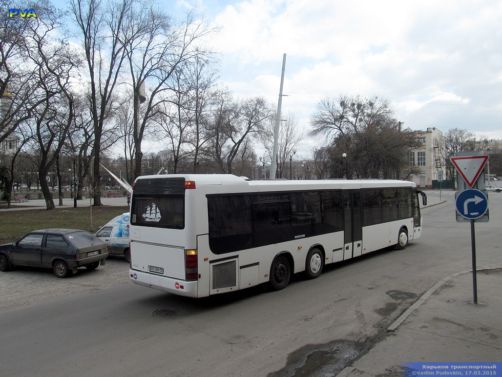 Neoplan N318L/NF Regioliner гос.# АХ4389СР 1354-го маршрута на улице Красные ряды перед поворотом на Благовещенскую площадь