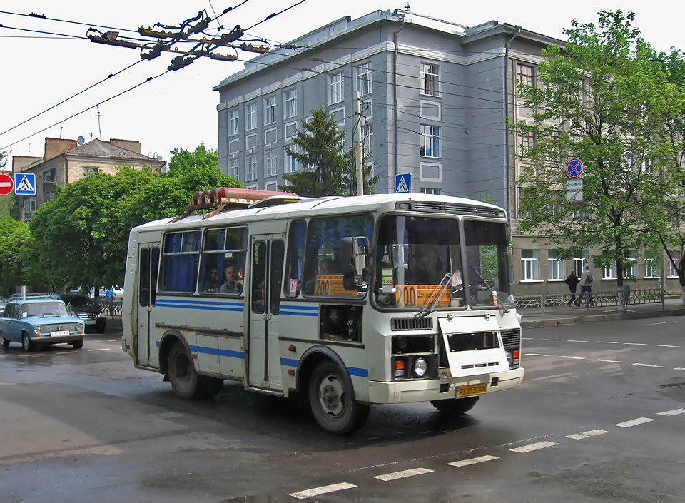 ПАЗ-32054 гос.# АХ0138АА 200-го маршрута на перекрестке улицы Малиновского и улицы Карла Маркса