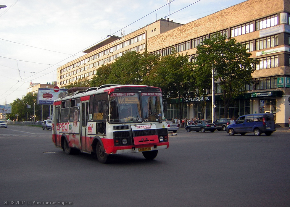 ПАЗ-32054 гос.# 018-31ХА 119-го маршрута на проспекте Ленина на перекрестке с улицей Новгородской