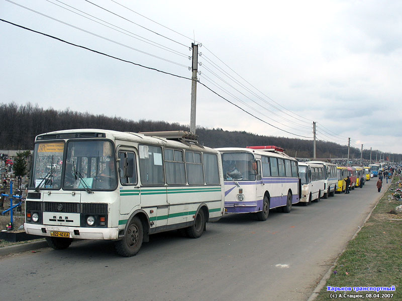 ПАЗ-3205-110 гос.# 022-40ХА в очереди из автобусов на конечной "17-е городское кладбище"