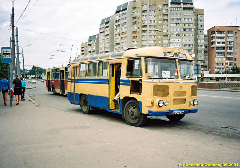 Автобус ПАЗ-672М, гос.# 012-48 ХА, 297-го маршрута, возле станции метро "Проспект Гагарина"