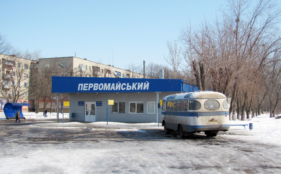 ПАЗ-672 гос.# 002-99ХА маршрута "Первомайский - Закутневка" на автостанции в Первомайском