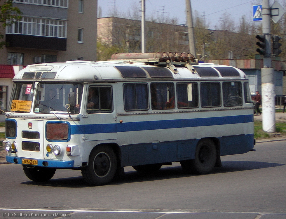 ПАЗ-672 гос.# 006-68ХА 294-го маршрута на улице Гвардейцев-Широнинцев на перекрестке с улицей Героев Труда