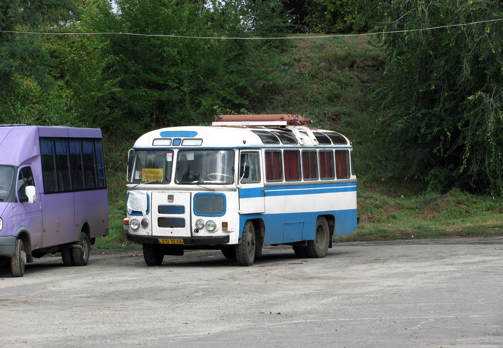 ПАЗ-672М гос.# 012-32ХА маршрута "Купянск - Ольшана" на автостанции в Купянске