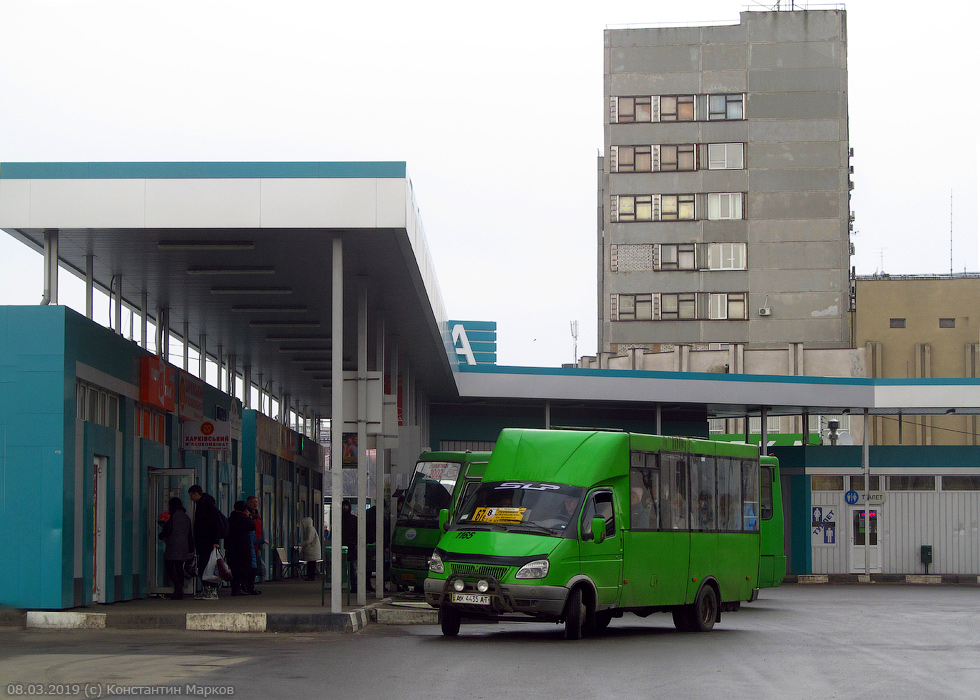 Рута-20 гос.# AX4435AT 67-го маршрута автобусном терминале у станции метро "Центральный рынок"