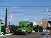 Рута-20 гос.# АХ1233АА 220-го маршрута на улице Некрасова следует через железнодорожный переезд