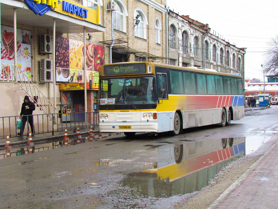 Saffle System 2000 (Volvo B10M-70B) гос.# АХ0086АА 354-го маршрута на улице Красные Ряды
