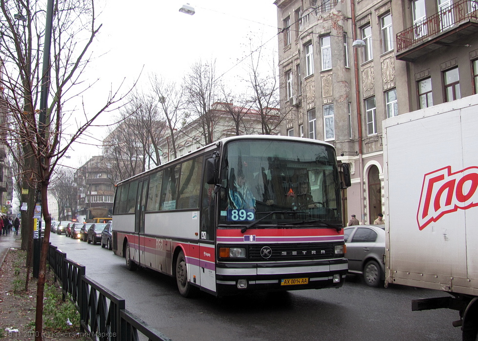 Setra S215ÜL гос.# АХ0014АА 89-го маршрута на улице Пушкинской между перекрестками с улицами Ольминского и Фрунзе