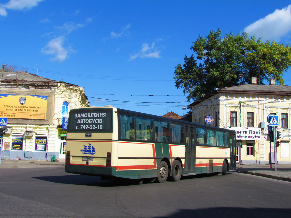 Van Hool T819CL гос.# АХ7588СО 354-го маршрута на перекрёстке Бурсацкого спуска и Клочковской улицы