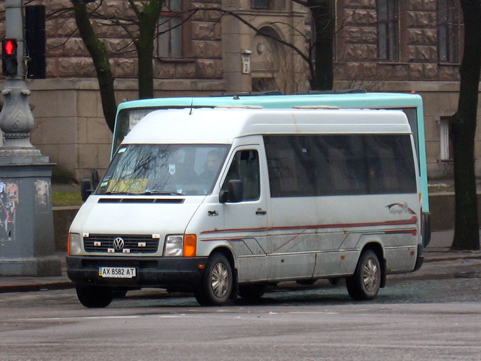 Volkswagen-LT гос.# АХ8582АТ 270-го маршрута на проспекте Ленина перед поворотом на проспект Правды