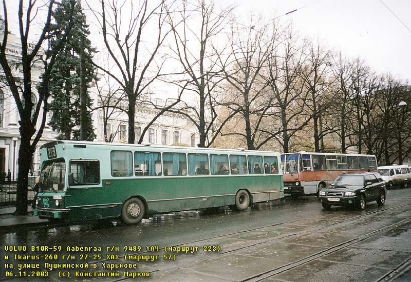 Aabenraa (Volvo B10R-59) гос.# 9489ХАЧ, маршрут 223, и Ikarus-260, гос.# 2725ХАХ, маршрут 57, на конечной остановке "Станция метро "Пушкинская"