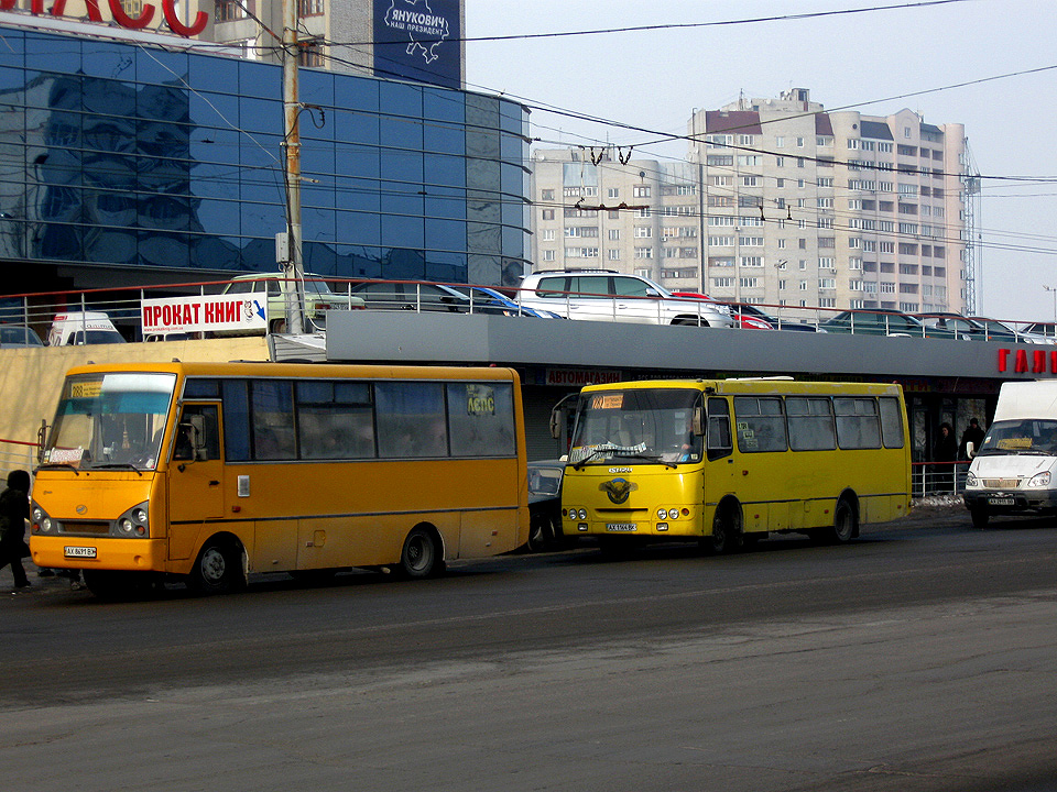 ЗАЗ-А07А гос.# АХ8691ВХ 288-го маршрута и Богдан-А09202 гос.# АХ1164ВК 282-го маршрута на проспекте Людвига Свободы возле супермаркета "Класс"