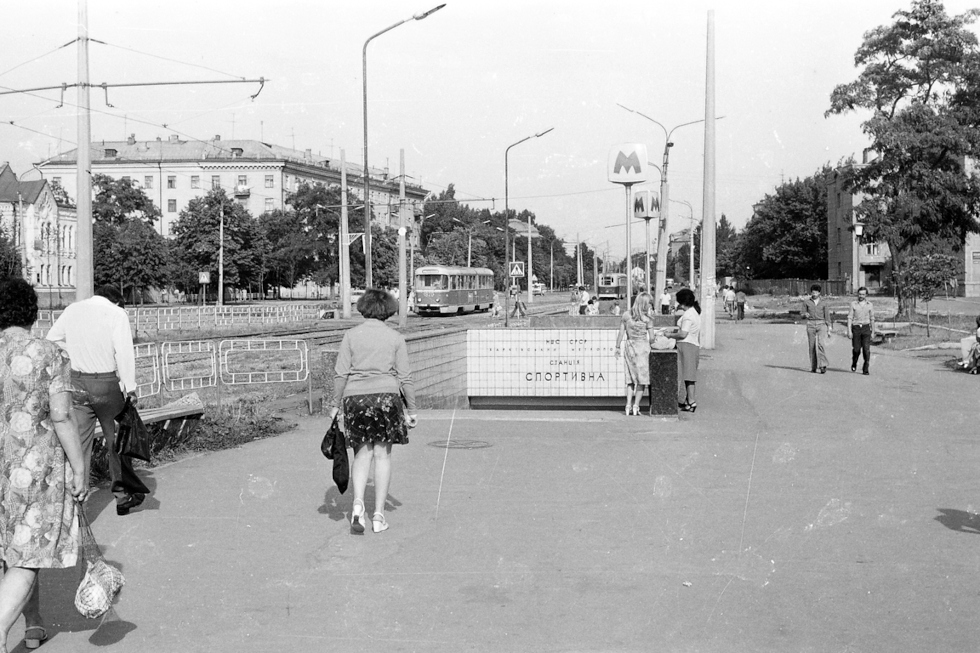 Вулиця Плеханівська біля станції метро "Спортивна"