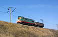 ЧМЭ3-2993 с грузовым вагоном на нечетном пути перегона Основа - Терновая подходит к мосту через линию Основа - Красный лиман