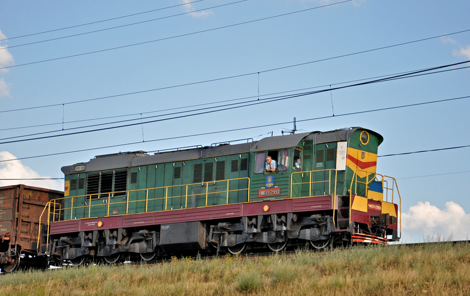 ЧМЭ3-2993 с грузовым поездом на перегоне Основа - Терновая