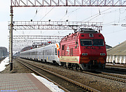 ДС3-013 и электропоездом HRCS2-002 прибывает на станцию Огульцы